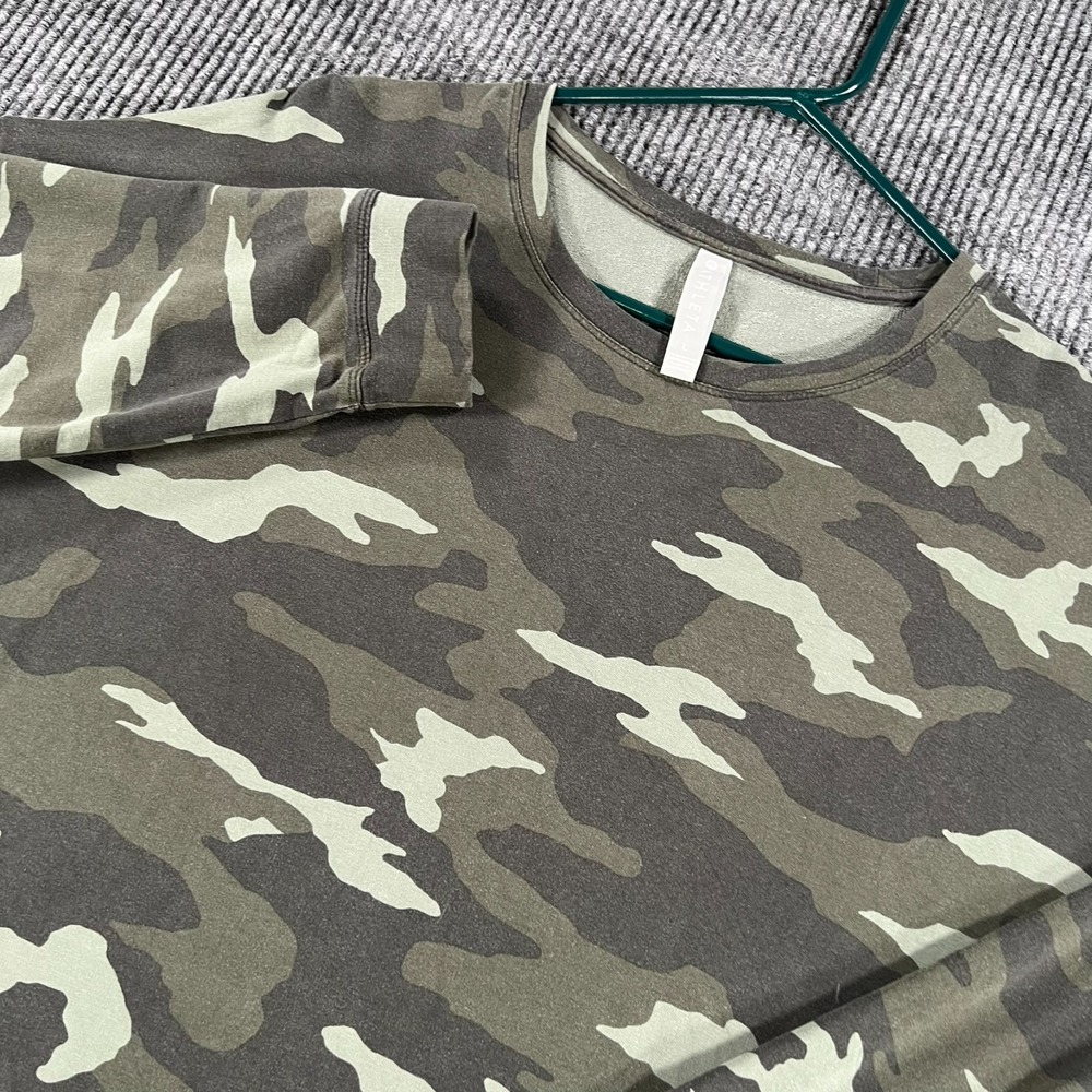 Athleta Pullover Shirt Womens Large Green Camo Long Sleeve Casual Comfort